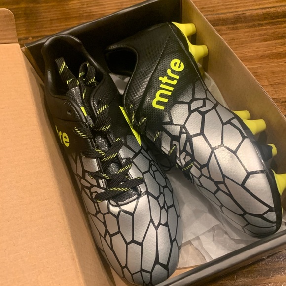 Kids Soccer Cleats Size 2Y - Picture 1 of 2